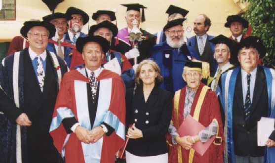 Ο κ. Δαρδάλης με τη σύζυγό του και τους καθηγητές του πανεπιστημίου.